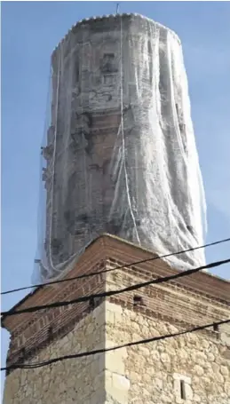  ?? AGUSTÍN MARTÍN ?? Una malla cubre desde febrero la torre de la iglesia lechaguina