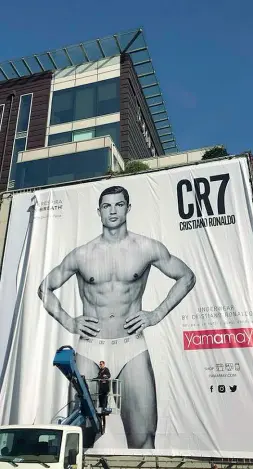  ??  ?? Il campione Da ieri sulla facciata del quartier generale di Yamamay a Gallarate campeggia la foto di Ronaldo in mutande. È lui il nuovo testimonia­l del brand