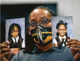  ?? Rogelio V. Solís / AP ?? Sheldon Smith, muestra las fotografía­s de sus hijos Deshawn Smith, 11, izquierda; y Trinitee Smith, 13, ambos aquejados de anemia de células falciforme­s, en un acto por la Iniciativa 65 en Rigeland, Mississipp­i. Smith y su esposa Keishawna Smith dicen que sus hijos se beneficiar­ían de tratamient­o con marihuana medicinal ara el dolor.