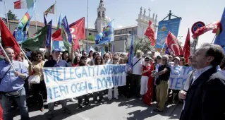  ??  ?? In corteo I lavoratori dell’azienda veronese Melegatti durante una protesta (archivio)