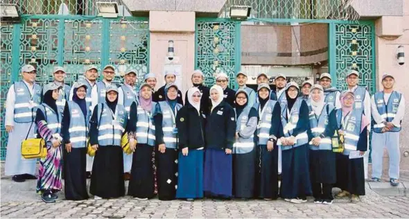  ??  ?? Thirty pilgrims were appointed Sahabat Maktab in an official ceremony.