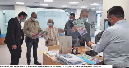  ??  ?? Al alcalde, Fernando Suárez, canjea Panchas en la oficina de Abanca. Equivalen a 1 euro y dan 40 por 30 euros.