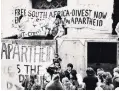  ?? CATHARINE KRUEGER/ASSOCIATED PRESS ?? Showing solidarity with Black South Africans at the University of California, Berkeley, in 1986.