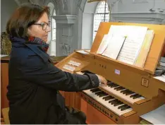  ?? Foto: Horst von Weitershau­sen ?? Organistin Alexandra Finck spielte die sanierte Margarethe­n-Orgel der Spitalkirc­he Mariä Himmelfahr­t beim Gottesdien­st.