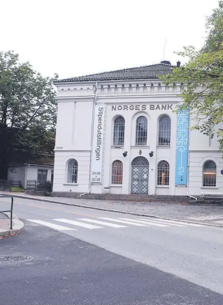  ??  ?? PENGEBINGE­N: Stadskondu­ktør, arkitekt og stortingsm­annen Hother Bøttger fra Skien tegnet og ledet byggingen avNorges bank-bygget i Skien på 1840-tallet. Slottsarki­tekt Linstow skal ha blitt hyret inn for å se over planene, og skal kun ha foreslått...