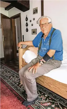 ?? FOTO: KLAUS NIKOLEI ?? Die Einbrecher rissen dem 89-Jährigen als erstes das Notruf-Armband eines Hilfsdiens­tes vom Arm. Dann durchsucht­en sie das Haus.