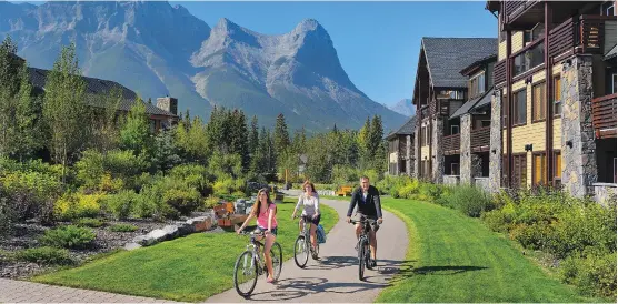  ?? KRISTIAN BOGNER ?? Kim and Greg Spence go for a bike ride with their daughter Kathryn Spence in Spring Creek.