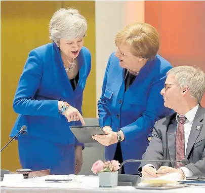  ?? Olivier hoslet/reUters ?? May y Merkel, anoche, durante la cumbre de la UE en Bruselas