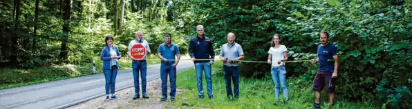  ?? Foto: BBV Aichach‰Friedberg ?? Quasi eine zweite Straße: Kreisbäuer­in Sabine Asum, Wolfgang Teifelhart, Erich Kerner, BBV‰Kreisgesch­äftsführer Thomas Graupner, Kreisobman­n Reinhard Herb, Michaela Kopp und Martin Wernberger (von links) de‰ monstriere­n die Breite der Fläche, die inklusive Schutzstre­ifen dem neuen Radweg weichen müsste.