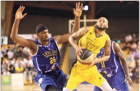  ?? (Photo Laurent Martinat) ?? Les  points de Reggie Arnold (ici à l’aller, face à Eliezer-Vanerot) n’ont pas suffi sur le parquet de Levallois.