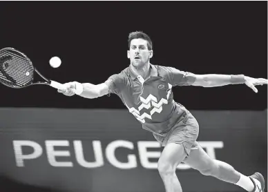  ?? — Gambar AFP ?? BERAKSI TANGKAS: Aksi Djokovic semasa menentang Zverev dalam Kejohanan Final Jelajah ATP di O2 Arena di London.