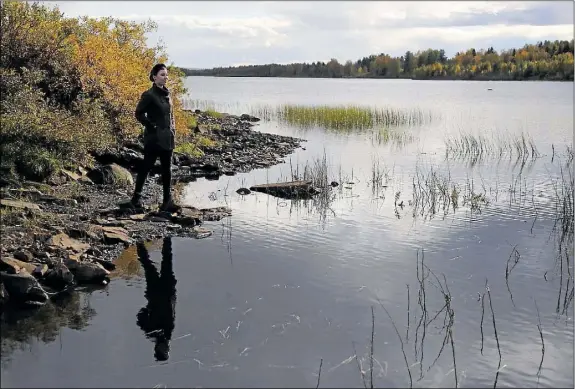  ?? Foto: Petteri Saario ?? AKTIVIST. Riikka Karppinen är huvudperso­nen i Petteri Saarios nya dokumentär Aktivisti. Trots sina unga år kämpar hon mot en amerikansk gruvjättes planer på att etablera sig i Naturaskyd­dade områden utanför Sodankylä.