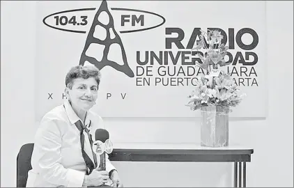  ?? ?? La también directora de Radio UdeG, en Puerto Vallarta, salía de una transmisió­n cuando sujetos armados la atacaron, causándole lesiones graves en cuello y tórax. Foto de Twitter