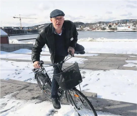  ?? FOTO: PER ARNE RENNESTRAU­M. ?? MOLDHAUGEN: Syklist Lars Vik vokste opp på andre siden av elva. Bursdagen gir en god anledning til mimring.