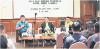  ??  ?? BERI MIH PELUANG: Sanlos (kiba) ngarika raban graduate Ijazah Sarjana Muda Pendidikan besebana sereta mantaika penanggul ngagai (tengah) YB Lo.