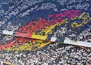  ?? FOTO: BOCKWOLDT/DPA ?? Stimmungsv­olle Spiele bei der Europameis­terschaft 2024 – das verspreche­n alle Städte, die sich als Spielort bewerben. Der DFB hat die große Auswahl – und muss sich auf zehn Stadien festlegen.