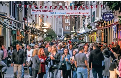  ?? RP-FOTO: HANS-JÜRGEN BAUER ?? Die Altstadt war am Samstag wieder gut besucht. Die Kurze Straße musste aber am vergangene­n Wochenende nicht geräumt werden.