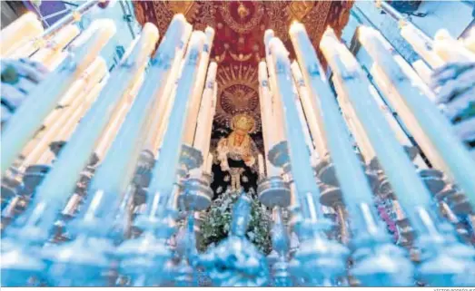  ?? VÍCTOR RODRÍGUEZ ?? La Virgen del Valle entre la candelería de su paso de palio.
