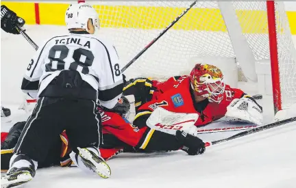  ?? AL CHAREST ?? Los Angeles Kings forward Jarome Iginla scores on Calgary Flames goalie Brian Elliott during NHL action last season. Iginla, 40, a Flames legend, is not on the team’s radar despite rumoured overtures.