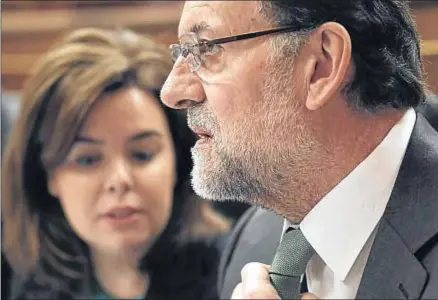  ?? PACO CAMPOS / EFE ?? Mariano Rajoy y Soraya Sáenz de Santamaría, ayer en el Congreso