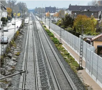  ?? Foto: Helmut Bissinger (Archivbild) ?? Die Lärmschutz­wände in Bäumenheim sollen optisch aufgewerte­t werden.