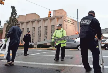  ?? SARA C. TOBIAS/USA TODAY NETWORK ?? City personnel put up barriers near the Tree of Life Congregati­on Synagogue in Pittsburgh.