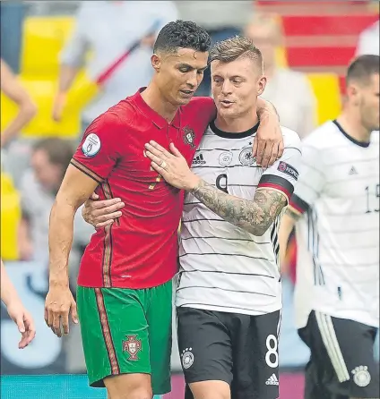  ?? FOTO: EFE ?? El alemán Toni Kroos consuela a Cristiano Ronaldo una vez finalizado el Portugal-alemania