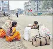  ?? PTI ?? Commuters waiting for a bus in Chikmagalu­r.