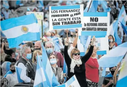  ?? Foto: Juan Ignacio Roncoroni ?? Un grupo de personas muestra sus carteles de protesta en Buenos Aires.