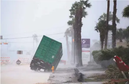  ?? ASSOCIATED PRESS ?? Un générateur électrique installé devant l’hôpital Christus Spohn, à Corpus Christi, bascule alors que l’ouragan Harvey est passé à la catégorie 4, vendredi soir au Texas.