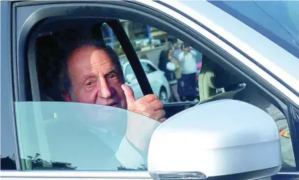  ?? REUTERS ?? El rey Juan Carlos saluda desde el coche a los ciudadanos que le esperaban a su llegada