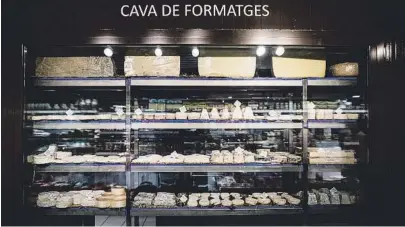  ??  ?? La cava de quesos de Pyrénées es una instalació­n única en los grandes supermerca­dos de Europa.