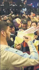  ?? FOTO: AUF ?? Luis Suárez, firmando autógrafos