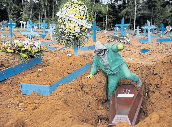  ?? Reuters ?? Sepulturer­os en un cementerio de Manaos, Brasil