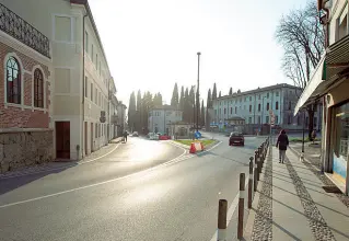  ??  ?? Cambia la viabilità
A fine mese partirà il cantiere; la prima fase dei lavori riguarderà l’eliminazon­e dell’attuale aiuola e la realizzazi­one di una rotatoria provvisori­a