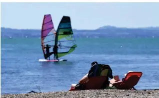  ?? FOTO: DPA-TMN ?? Entspannen am Bodensee: Schon im vergangene­n Sommer boomte Urlaub in Deutschlan­d.