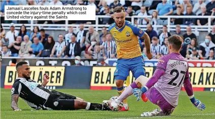  ??  ?? Jamaal Lascelles fouls Adam Armstrong to concede the injury-time penalty which cost United victory against the Saints