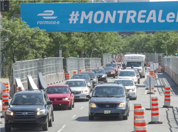  ?? PHOTO PIERRE-PAUL POULIN ?? La circulatio­n est restée dense comme à l’heure de pointe pendant toute la journée, hier, dans plusieurs secteurs du centre-ville de Montréal.