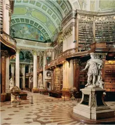  ??  ?? SontuosaLa Prunksaal dalle volte barocche voluta da Carlo VI, costruita da Johann Bernhard Fischer von Erlach