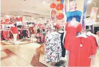  ??  ?? PELBAGAI FESYEN: Fesyen Tahun Baharu Cina terkini untuk lelaki, wanita dan kanak-kanak dipamerkan di pasar raya Boulevard Hypermarke­t, Kompleks Beli- Belah Boulevard Shopping Mall Miri.