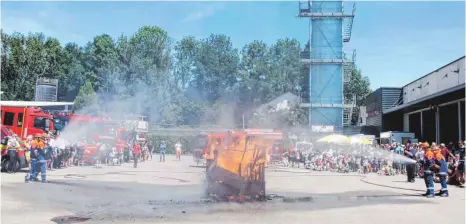  ?? FOTO: WEBER ?? Die Wangener Jugendfeue­rwehr demonstrie­rte beim Tag der Feuerwehr, wie ein Brand gelöscht wird.
