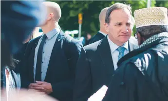  ?? FOTO: PATRIK EKSTRÖM ?? HÄLSADE. Hagi Farah hälsade på statsminis­ter Stefan Löfven (S) när han besökte Rinkeby på onsdagen.