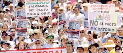  ??  ?? REPROCHE. Alrededor de 2 mil personas marcharon del Monumento a la Revolución al Ángel de la Independen­cia, en CDMX.