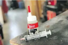  ?? STEVE MAXWELL ?? Use a syringe to inject polyuretha­ne glue into tight spaces. Choose the biggest diameter needle you can for best glue flow.