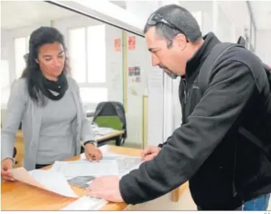  ?? D. S. ?? Un padre entrega la documentac­ión para escolariza­r a su hijo en un colegio.