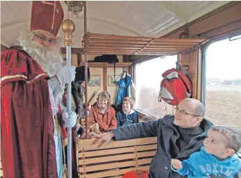  ?? FOTO: THOMAS FREIDANK ?? Nikolaus und Dampflok erwarten die Besucher der Öchsle-Nikolausfa­hrten am zweiten Adventswoc­henende.