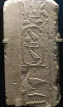  ??  ?? En el sentido de las agujas del reloj, la barca funeraria de Keops en el museo homónimo de Guiza; una estatua sedente de Hemiunu, el “visir” del faraón, hallada en Guiza; un relieve, que puede admirarse en el MET, relacionad­o posiblemen­te con los animales que se ofrecían en sacrificio a su culto; y un cartucho con el nombre del faraón, sobre estas líneas.