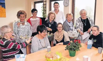  ?? RP-FOTO: D. JANICKI ?? Heimleiter Jörg Dornieden (Mitte), die Bewohner und Mitglieder der Frauen Union treffen sich traditione­ll in der Karwoche für ein kleine, vorgezogen­e Osterfeier.