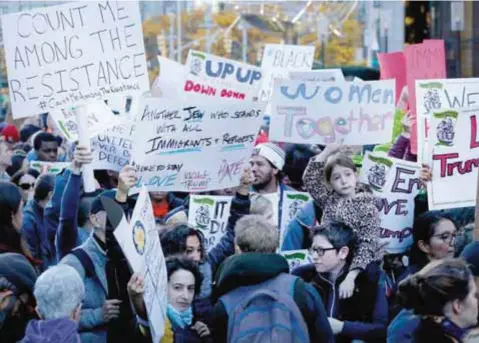  ?? |AP ?? Al menos 15 mil personas marcharon ayer frente a dos de los edificios del presidente electo Donald Trump en Nueva York, a fin de demostrar su apoyo a los migrantes en Estados Unidos y su voluntad para organizars­e y evitar deportacio­nes masivas.