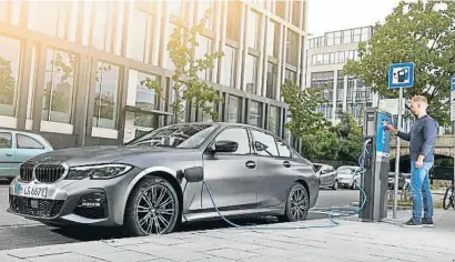  ??  ?? Chasis reforzado, amortiguac­ión revisada y bajo centro de gravedad para favorecer el dinamismo
bmw.es Largo 471 cm